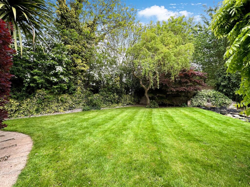 Extensive Private Garden 339