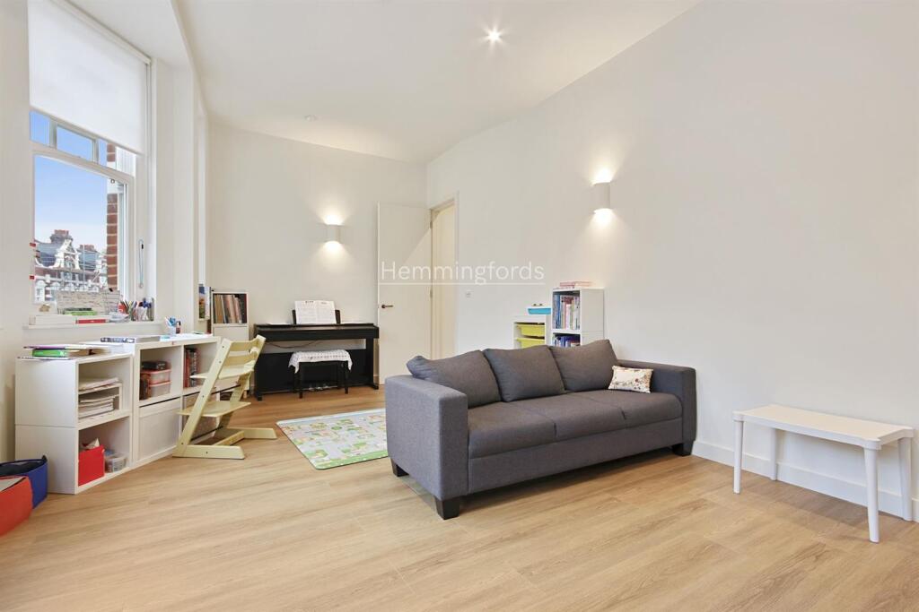 02-88a978574 374, Muswell Hill Broadway London, N1