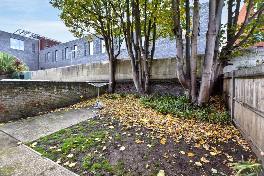 Flat A, 104 Peckham Hill Street, Peckham, London, SE15 5JT