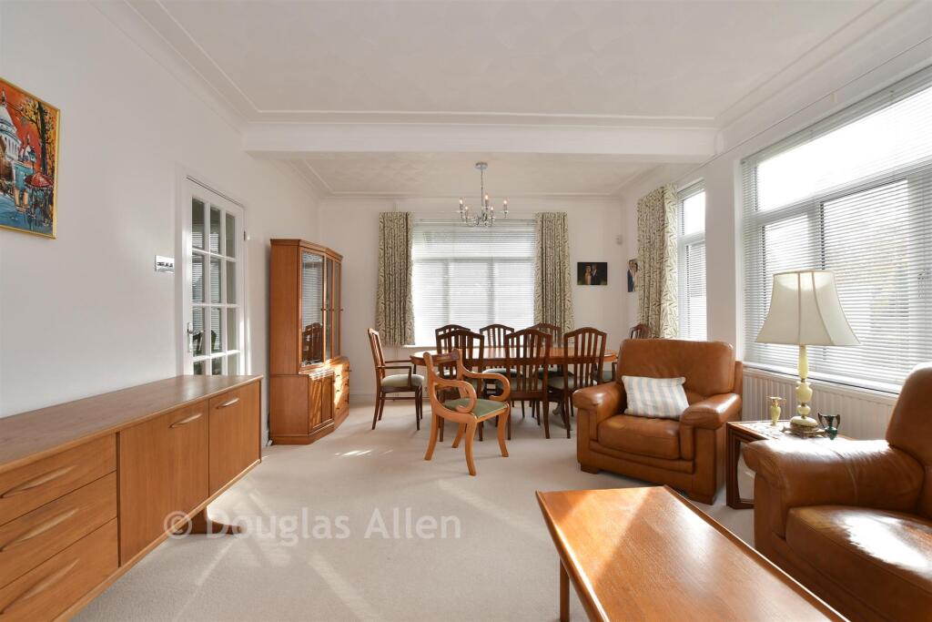 Lounge/Dining Room
