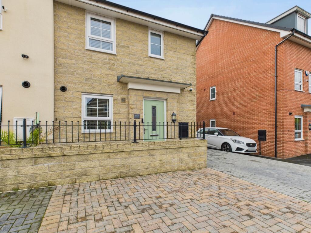 CAM03729G0-PR0154-STILL028