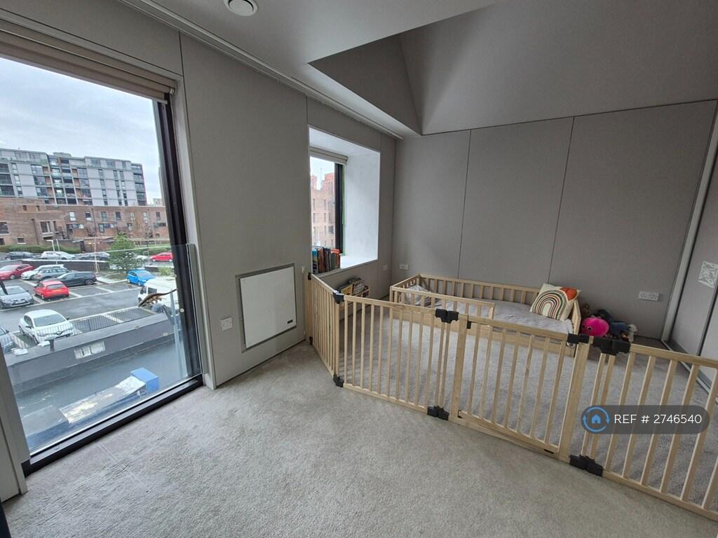 2nd Floor Bedroom (Front)