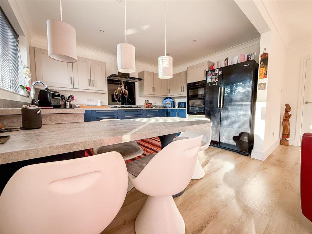 ALTERNATE KITCHEN/DINING AREA VIEW