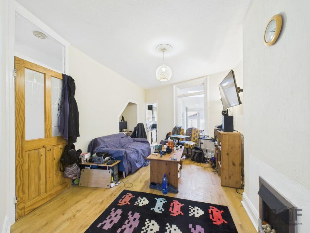 CAM01872G0-PR0448-STILL009.jpg