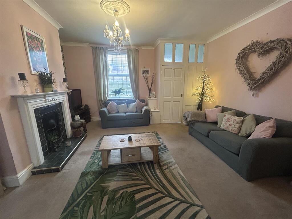 OPEN PLAN LOUNGE &amp; DINING AREA