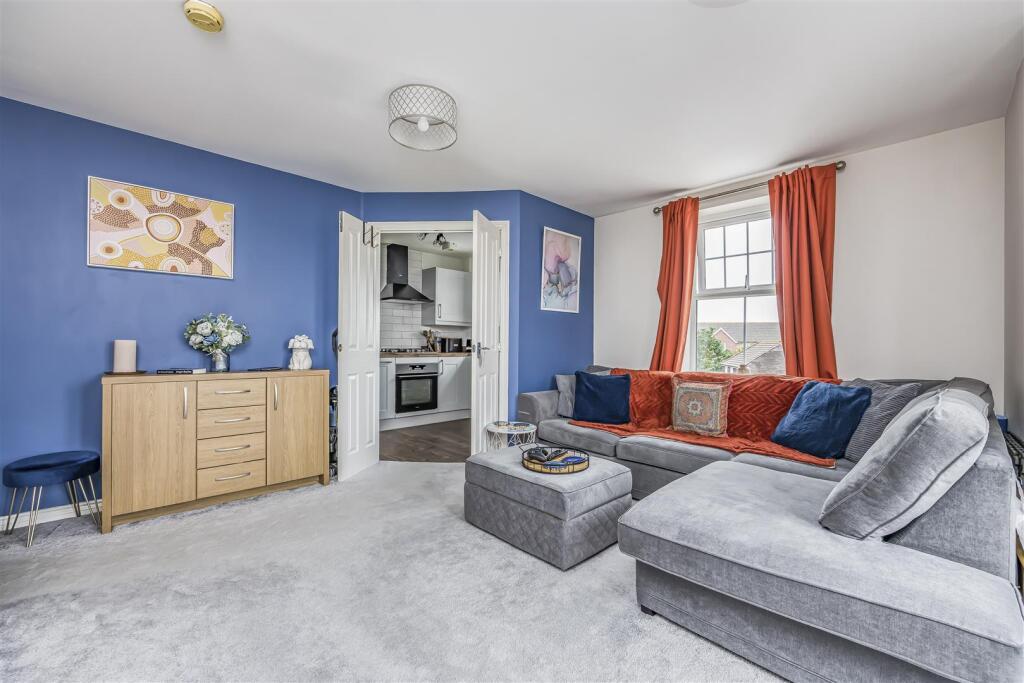 Flat 11, 2 East Shore Way, Baffins-PorticoMarketin