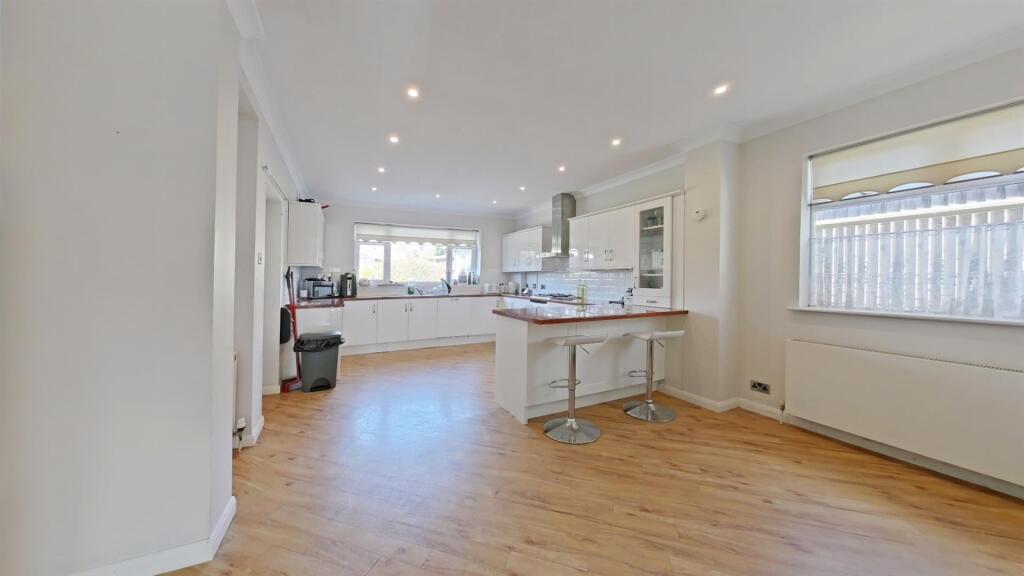 KITCHEN/BREAKFAST ROOM