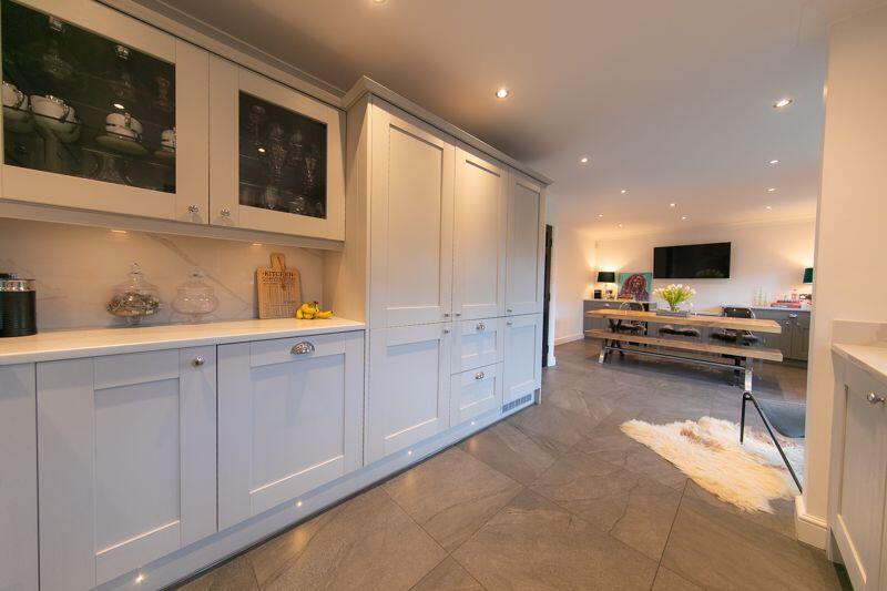 Kitchen &amp; dining room