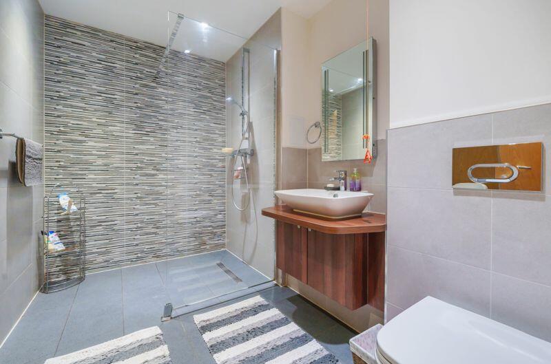 Jack &amp; Jill style ensuite shower ...