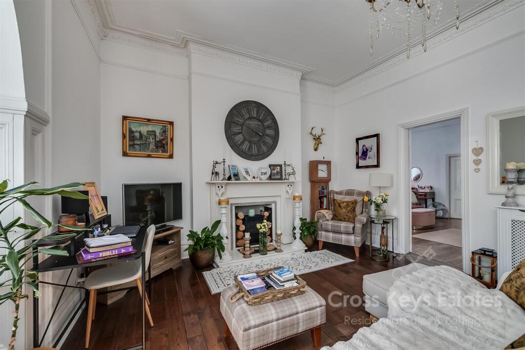 Sitting Room/ Dining Area