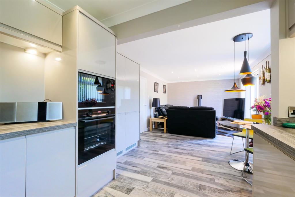 Kitchen 2.jpg