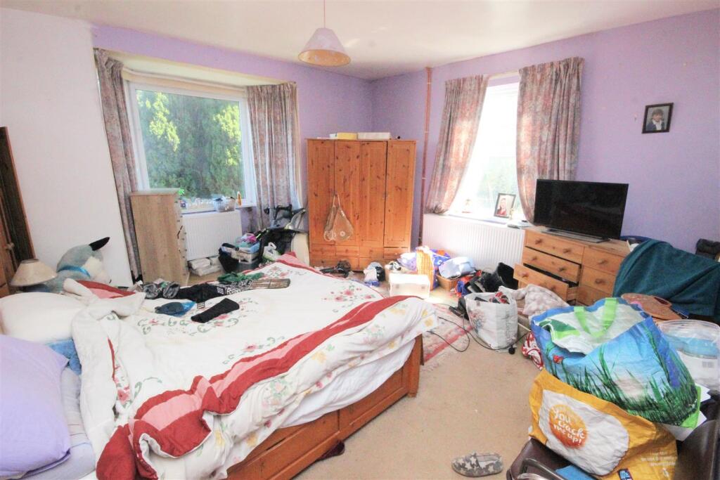 bedroom downstairs.JPG
