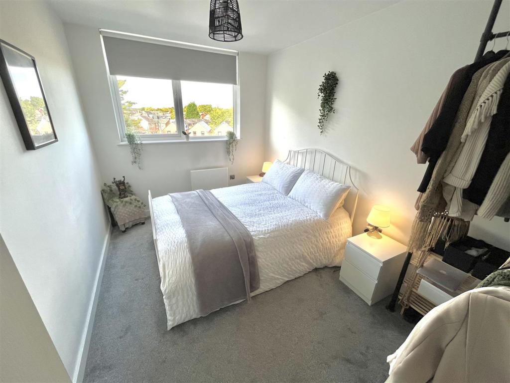 Bedroom 1.jpg