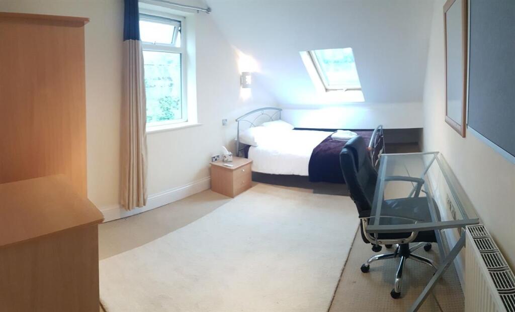 Bright, neatly presented attic bedroom with a s...