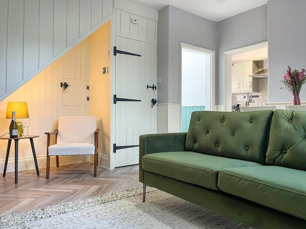 Lounge towards Kitchen.jpg