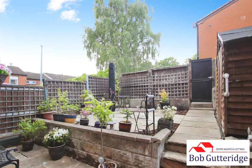 ENCLOSED REAR GARDEN