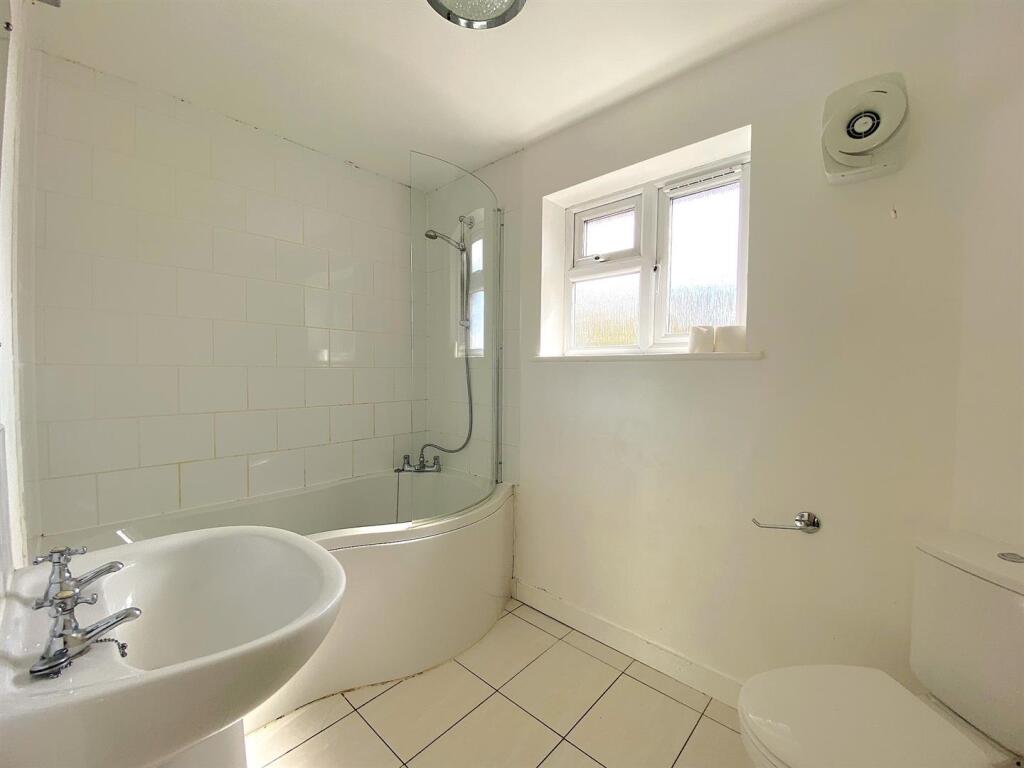 2 Edinburgh Rd - Bathroom.jpg