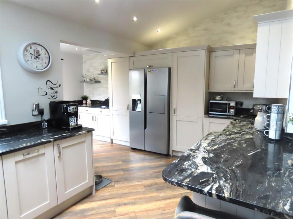 ADDITIONAL KITCHEN PHOTOS