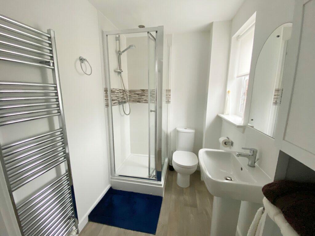 EN-SUITE SHOWER ROOM