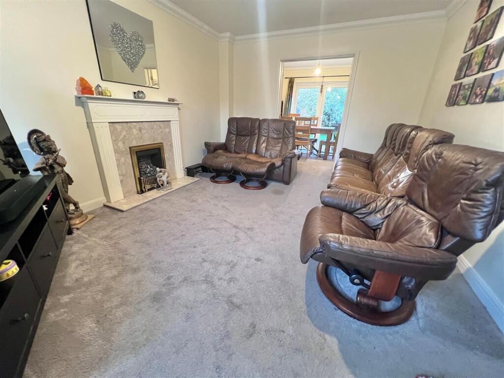 Lounge 3.jpg