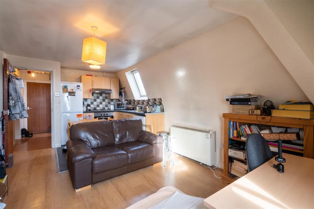 Flat 12, 2 Moorgate Avenue_-3.jpg