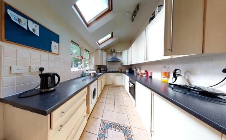 6 Bedroom semi-detached house - HMO