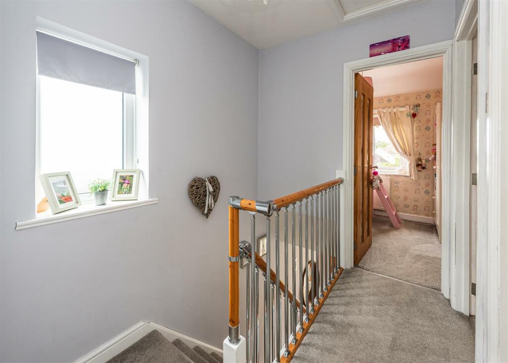 23 Vicarage Road-landing.jpg