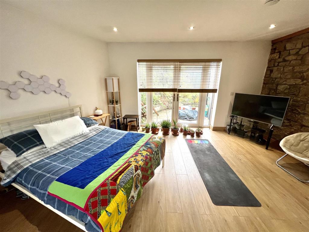 GROUND FLOOR BEDROOM SUITE
