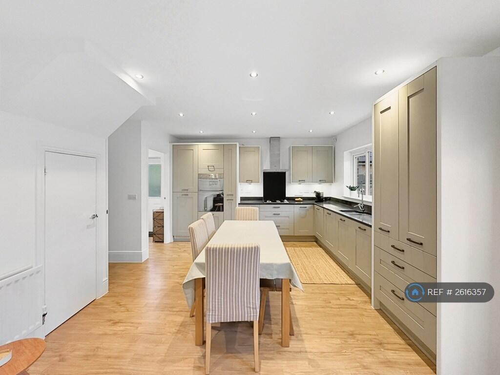 Kitchen / Dining Area