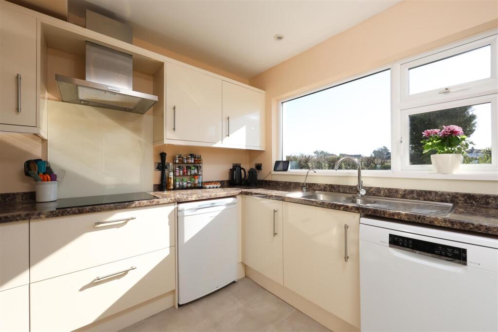 16 Silbury Rise 11.JPG