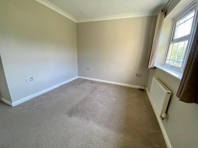 15 Brock Gardens bedroom2.jpg