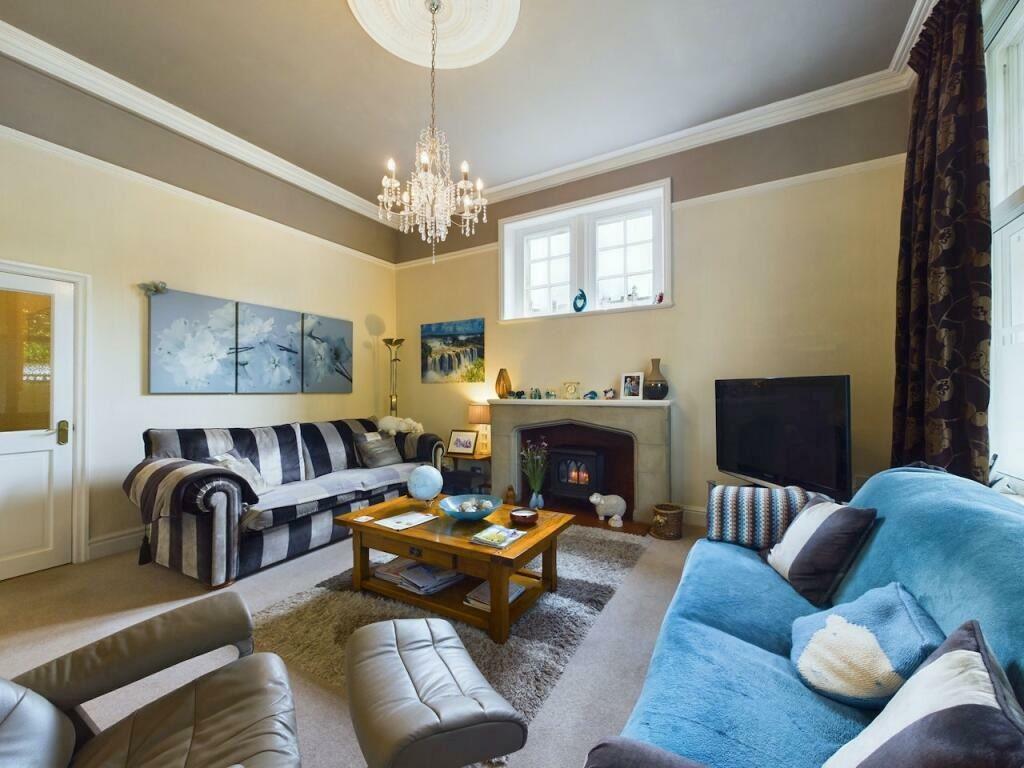 Lounge 3.jpg