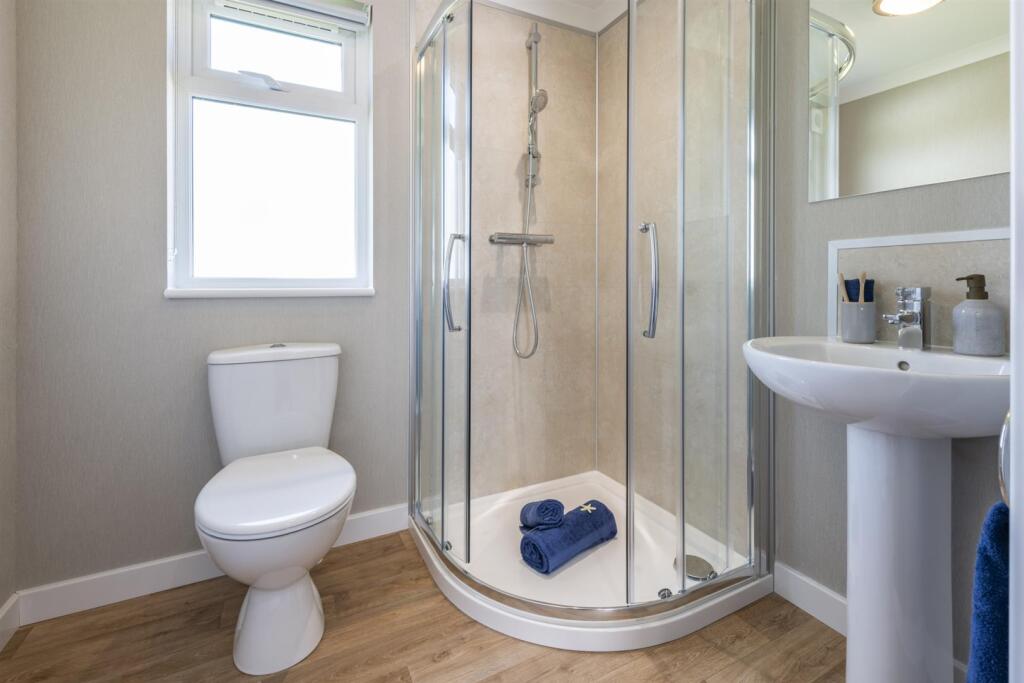 Omar-Westbury-En-Suite-scaled.jpg