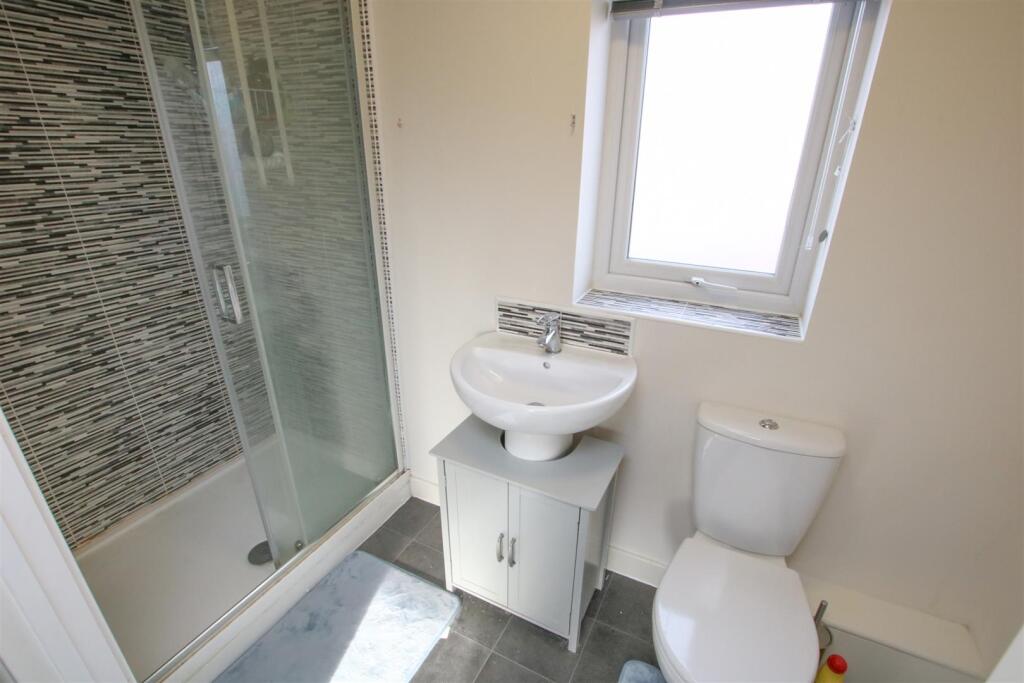 EN SUITE SHOWER ROOM
