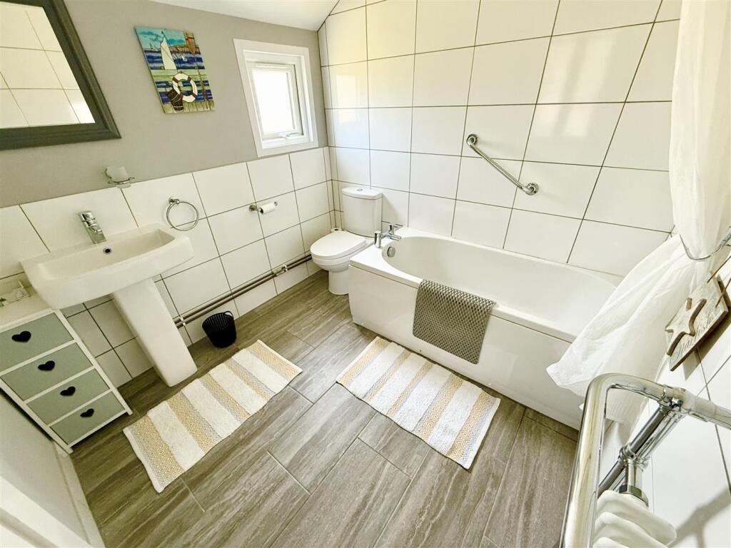 The Mooring - en suite bathroom