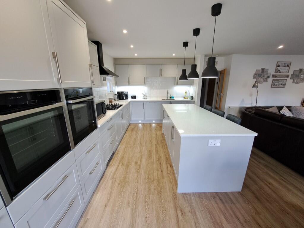 FITTED KITCHEN