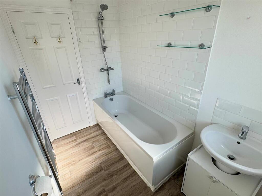 6 Wayside Court Bathroom