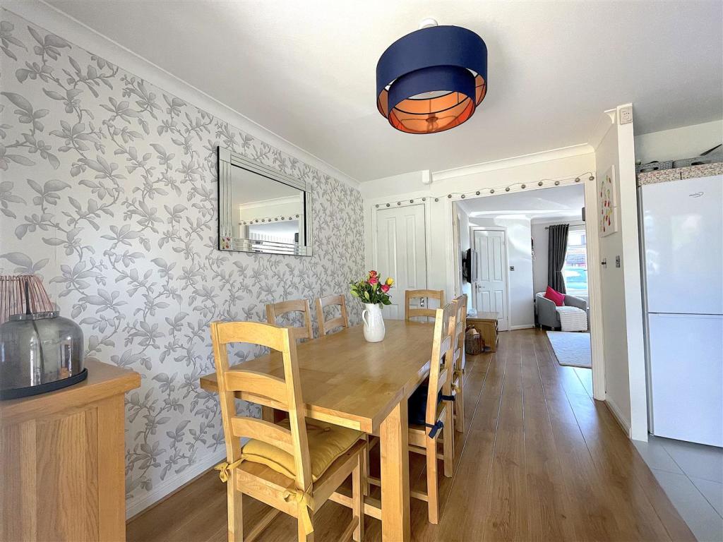 Dining Area (2).jpeg