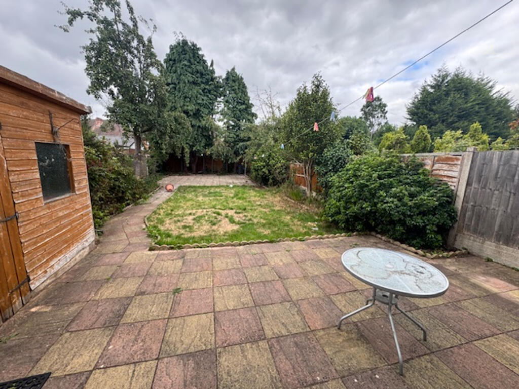 62 Sandhurst Avenue - gardden