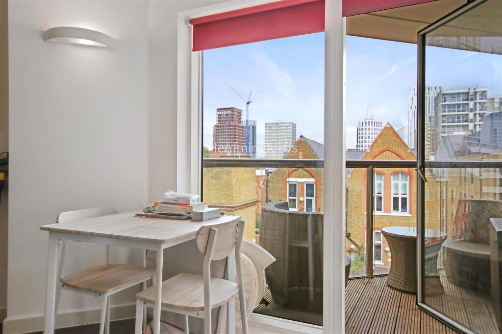 09-76731 - AM - 65, Dance Square London, EC1V 3AJ-