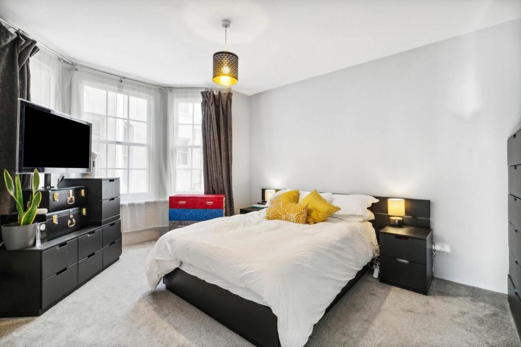 Bedroom (1).jpg