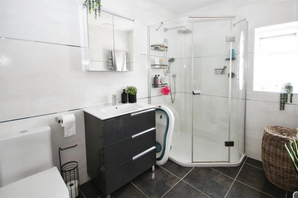 5c9e0617-Family 20Bathroom 202.JPG