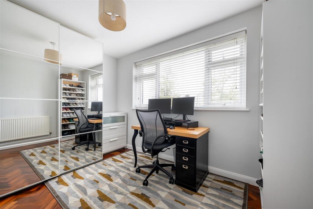 Snakes Lane West, IG8