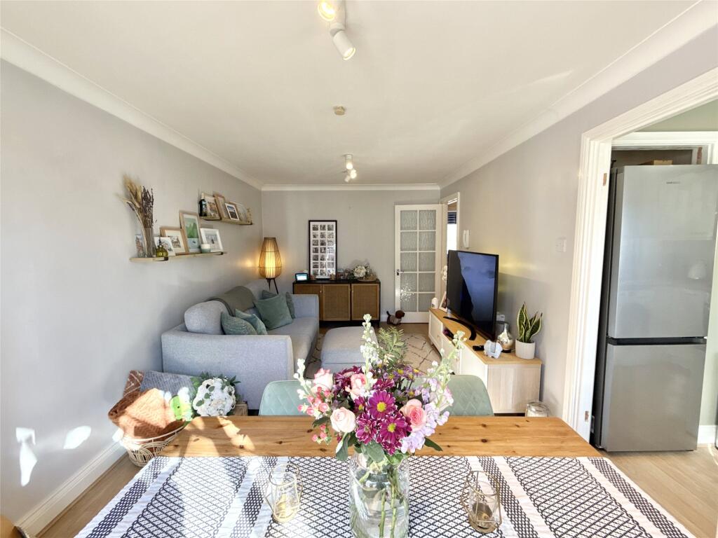 Lounge/Dining Area