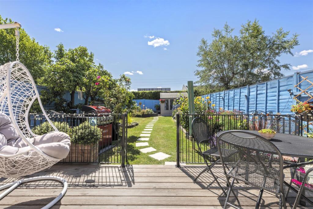 116 Coventon Road, HP19 9NE-1.jpg