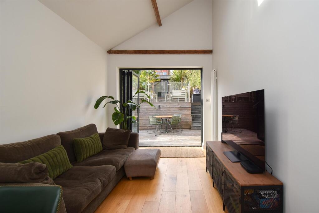 Reception room/bedroom