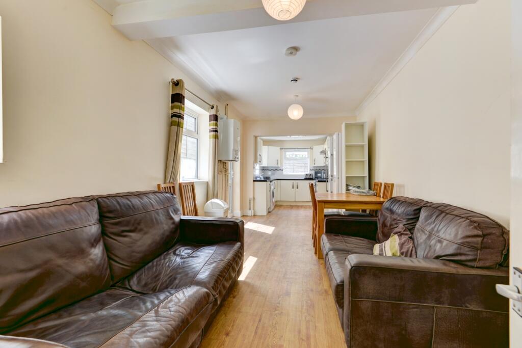 99 Brading Road Lounge