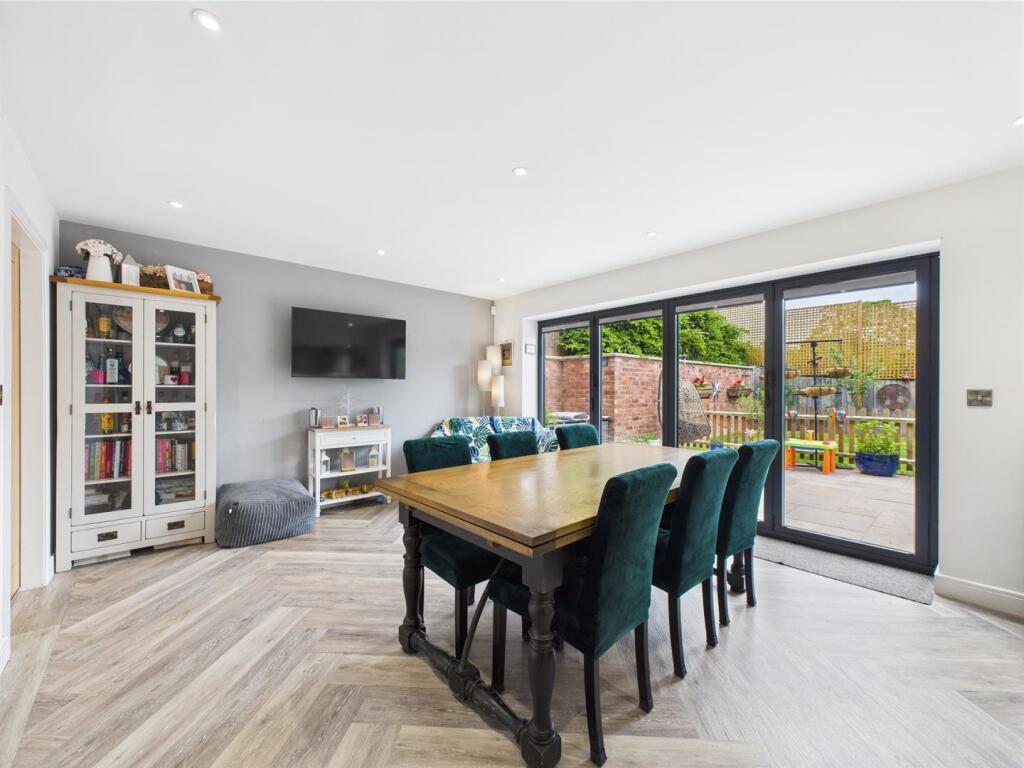 Spacious Lounge/Dining Area