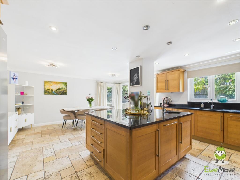 CAM03778G0-PR0239-STILL021