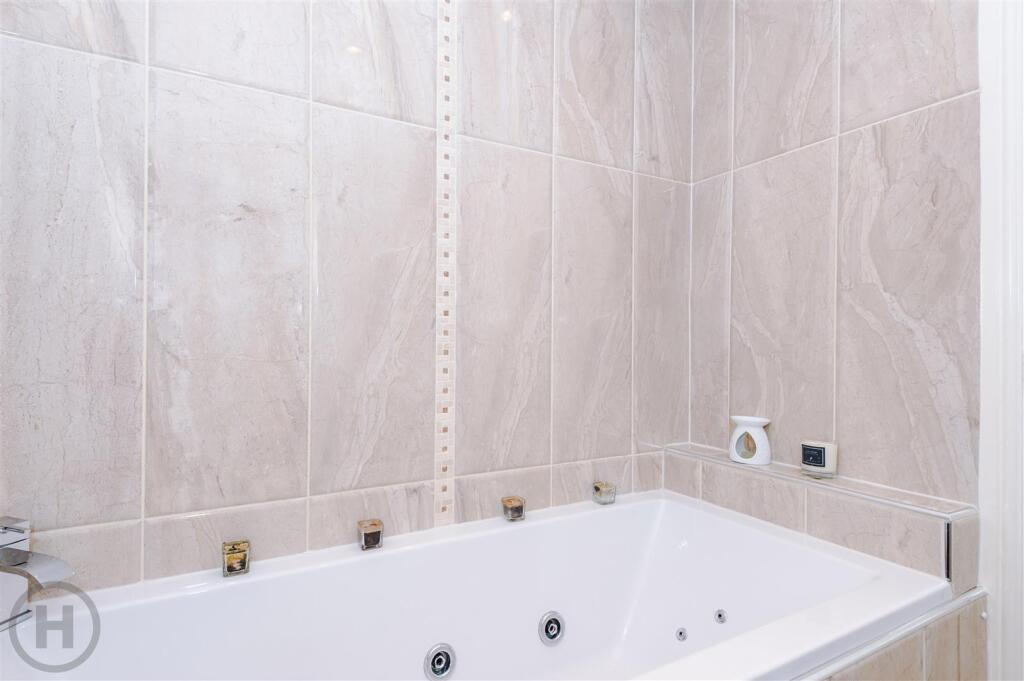 Bathroom (2).jpg